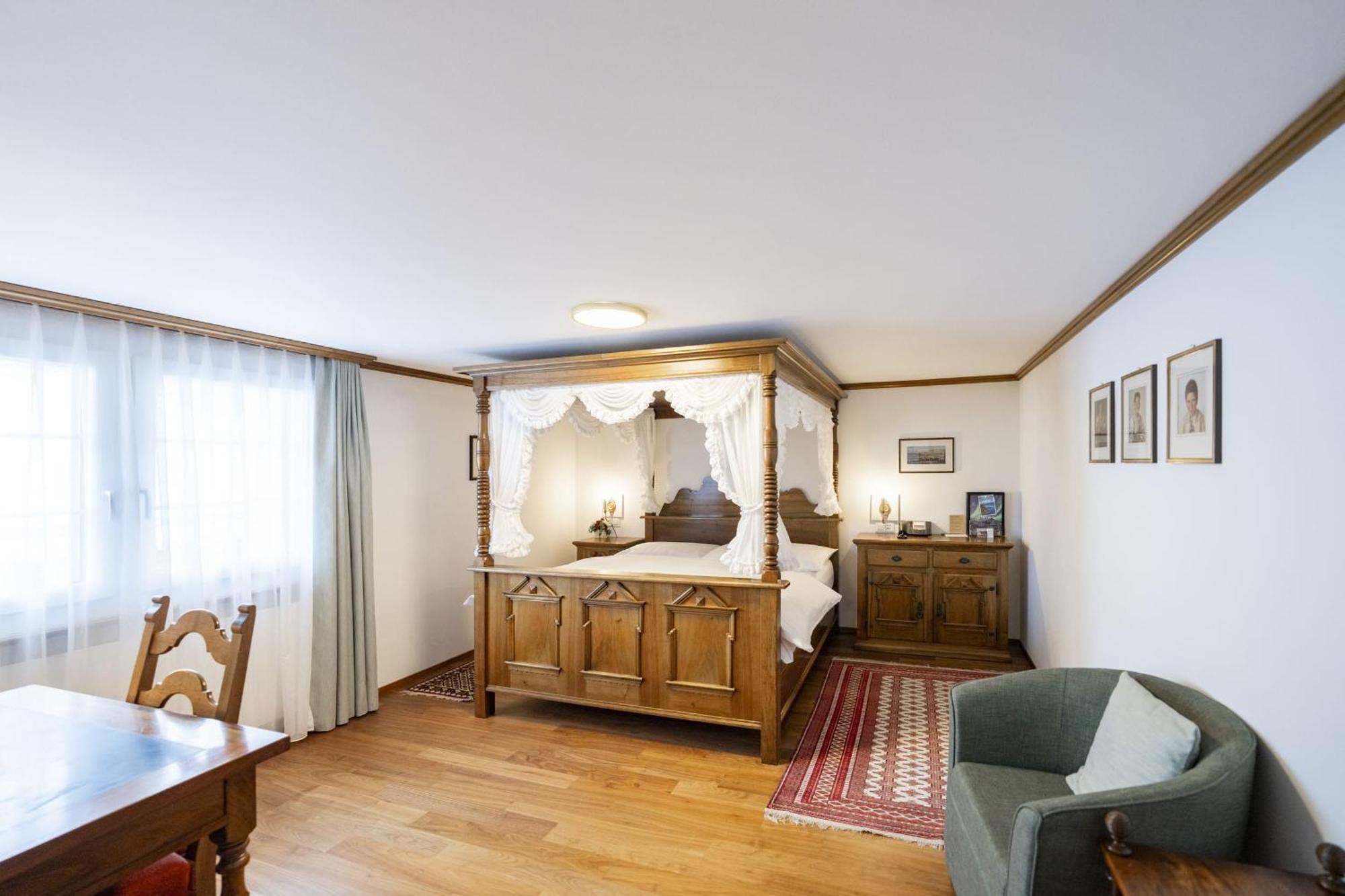 Family Room,1742614120:JPEG